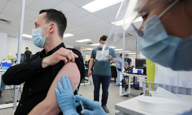 Tiêm vaccine phòng bệnh đậu mùa khỉ ở Canada. (Nguồn: Reuters) Số ca mắc bệnh đậu mùa khỉ gia tăng tại Bỉ và Canada ảnh 1