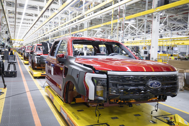 Ford sắp cắt giảm hàng nghìn việc làm. (Nguồn: CNBC) Ford cắt giảm hàng nghìn việc làm và chuyển sang sản xuất xe điện ảnh 1