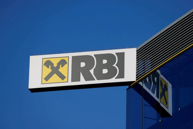 Logo của Raiffeisen Bank International. (Nguồn: Reuters) Các chi nhánh ngân hàng nước ngoài tại Nga bắt đầu tìm kiếm nhân sự ảnh 1