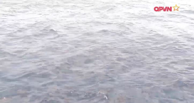 Phát hiện nhiều vệt dầu loang tại khu vực tìm kiếm CASA-212 ảnh 1