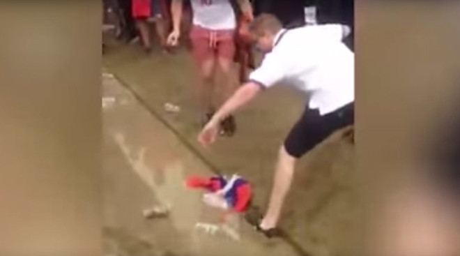 Cổ động viên quá khích của Anh giẫm chân, nhổ nước bọt lên cờ Nga ảnh 1