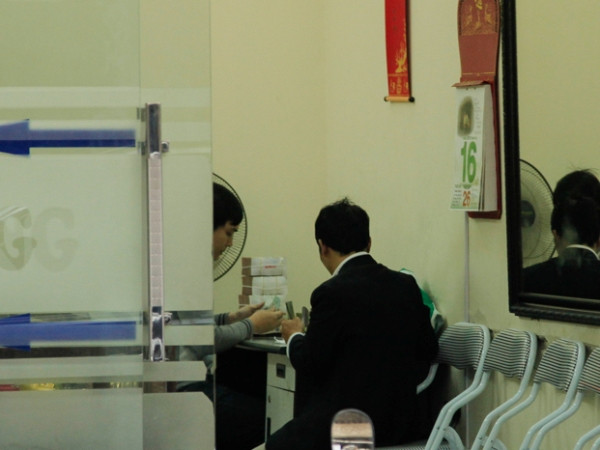 “Đồng bạc xanh" mạnh lên: Về lâu dài cần phải thận trọng ảnh 3