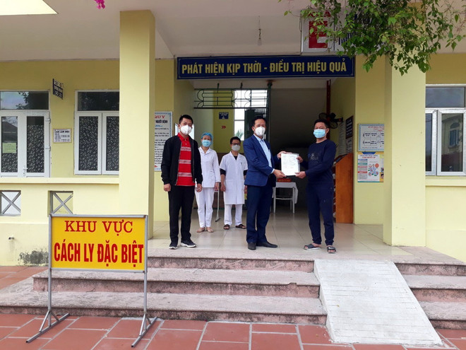 Công bố và trao giấy xuất viện cho anh T.T.D. (Ảnh: TTXVN phát) Hải Dương: Hai bệnh nhân COVID-19 điều trị ở Ninh Giang được ra viện ảnh 1