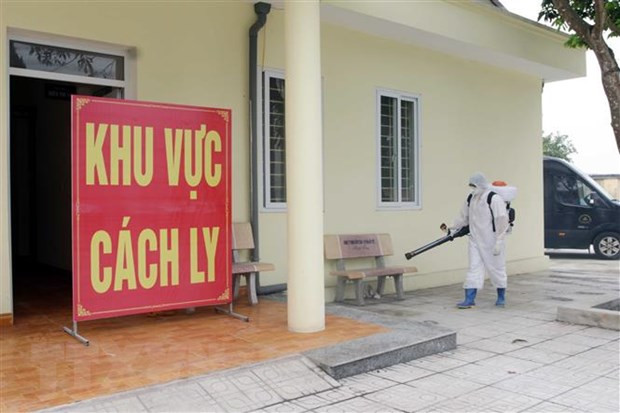 Lực lượng chức năng phun khử trùng một khu cách ly. (Ảnh: Quân Trang/TTXVN) COVID-19: Hải Phòng truy tìm đối tượng trốn khỏi khu cách ly tập trung ảnh 1