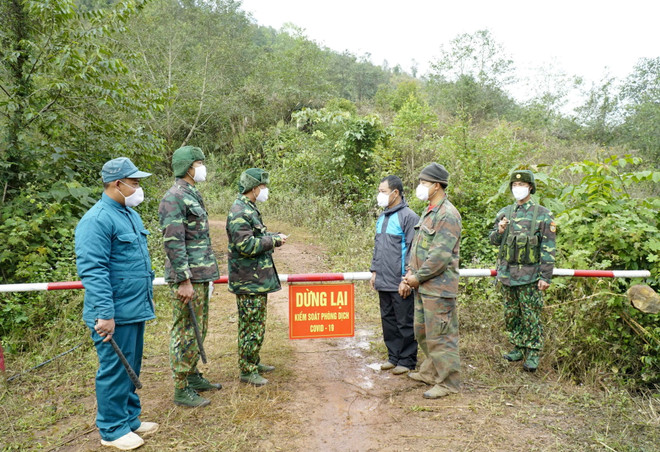 Chiến sỹ biên phòng tuyên truyền, nhắc nhở người dân tại chốt kiểm soát dịch COVID-19. (Ảnh: Xuân Tư/TTXVN) COVID-19: Điện Biên siết chặt đường mòn, lối mở trên tuyến biên giới ảnh 1