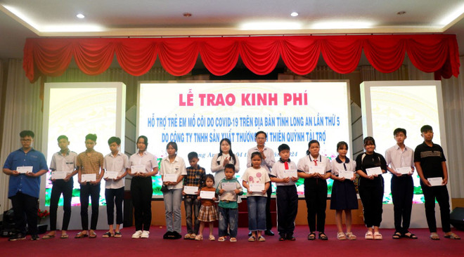 ttxvn_long_an_trao_ho_tro_kinh_phi_cho_127_tre_mo_coi_do_covid-19_040-2.jpg