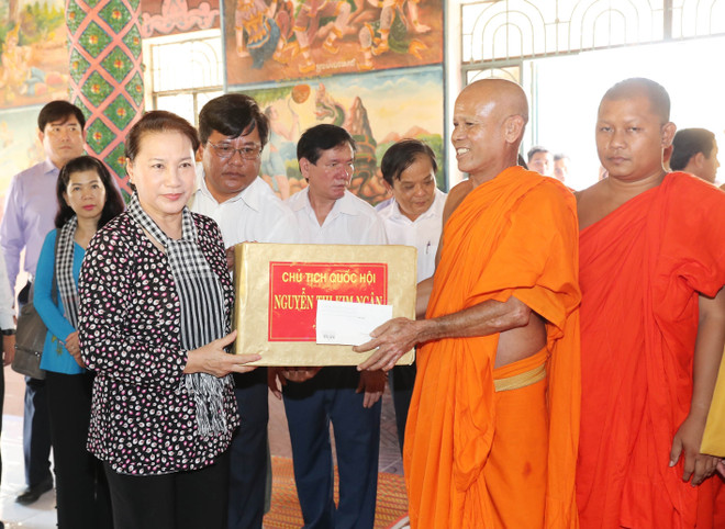 Chủ tịch Quốc hội Nguyễn Thị Kim Ngân tặng quà các nhà sư tại chùa Chùa Sóc Chà. (Ảnh: Trọng Đức/TTXVN) Trà Vinh: Chủ tịch Quốc hội dự Ngày hội Đại đoàn kết tại ấp Sóc Chà B ảnh 1