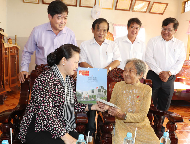 Chủ tịch Quốc hội Nguyễn Thị Kim Ngân thăm và tặng quà Mẹ Việt Nam Anh hùng Lê Thị Tới ở ấp Chợ, xã Tập Sơn huyện Trà Cú. (Ảnh: Trọng Đức/TTXVN) Trà Vinh: Chủ tịch Quốc hội dự Ngày hội Đại đoàn kết tại ấp Sóc Chà B ảnh 2