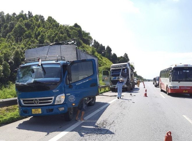 Dừng đỗ tại làn khẩn cấp trên cao tốc, tài xế bị xe tải đâm tử vong ảnh 1