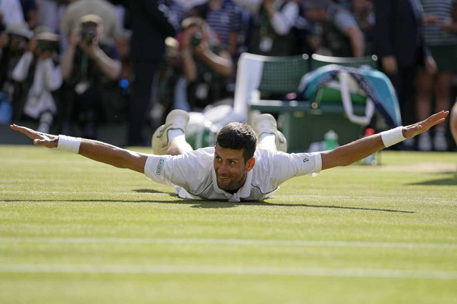 Djokovic ăn mừng sau khi giành chiến thắng. (Nguồn: AP) Ngược dòng hạ Kyrgios, Novak Djokovic lần thứ 7 vô địch Wimbledon ảnh 2