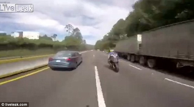 Cô gái giành tay lái với bạn trai khiến ôtô nhào lộn trên cao tốc ảnh 1