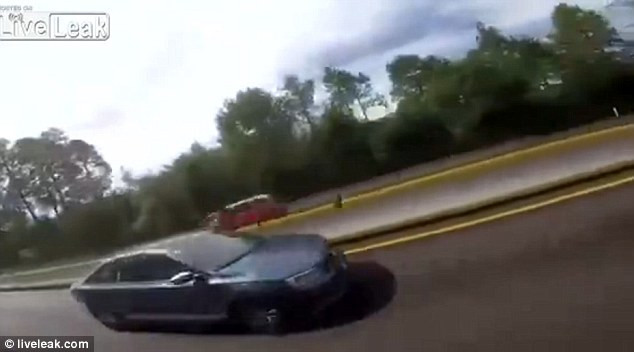 Cô gái giành tay lái với bạn trai khiến ôtô nhào lộn trên cao tốc ảnh 2