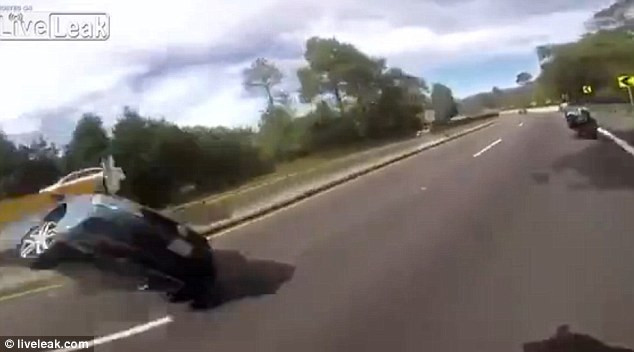 Cô gái giành tay lái với bạn trai khiến ôtô nhào lộn trên cao tốc ảnh 3