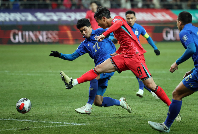 Thái Lan gây bất ngờ ngay trên sân của Hàn Quốc. (Nguồn: Reuters) han-quoc-vs-thai-lan-2203.jpeg