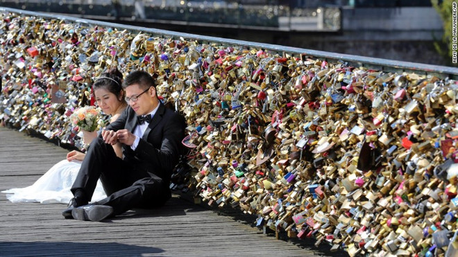 Thành phố Paris gỡ bỏ toàn bộ ổ khóa tình yêu trên cầu đi bộ ảnh 2