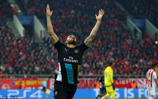 Giroud rực sáng, Arsenal lách khe cửa hẹp vào vòng knock-out ảnh 1