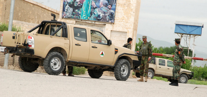 Vụ nổ rất lớn do đánh bom xe gần một sân bay ở Afghanistan ảnh 1