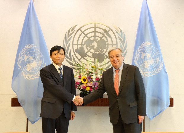 Đại sứ Đặng Đình Quý với Tổng Thư ký LHQ Antonio Guterres. (Ảnh: Hoài Thanh/TTXVN) Việt Nam tích cực, chủ động tham gia các diễn đàn Liên hợp quốc ảnh 1