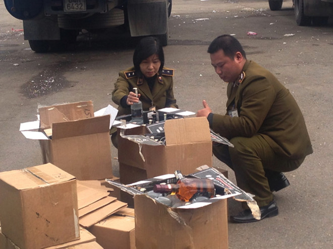 Bắt lô hàng lớn thuốc lá, rượu ngoại nhập lậu tại sân bay Nội Bài ảnh 1