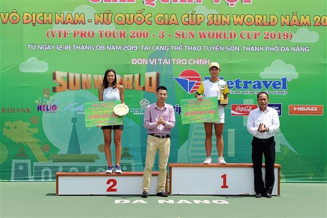 Giải nhất đơn nữ thuộc về Đào Minh Trang (Hưng Thịnh – Thành phố Hồ Chí Minh), nhì Sĩ Bội Ngọc (Quân đội). (Ảnh: Trần Lê Lâm/TTXVN) Bế mạc Giải Quần vợt Vô địch nam-nữ quốc gia năm 2019 ảnh 1