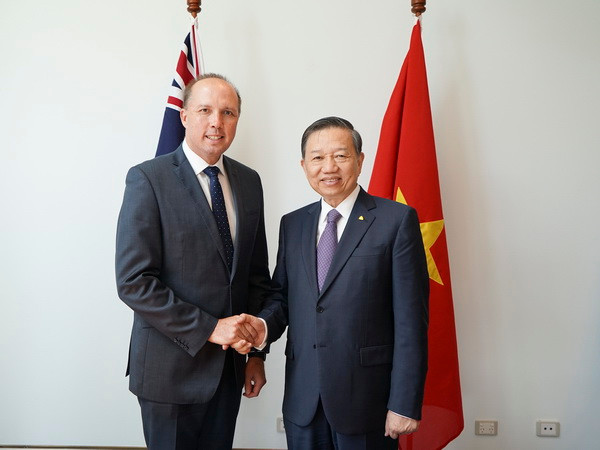 Thượng nghị sỹ Peter Dutton, Bộ trưởng Nhập cư và Bảo vệ biên giới Australia tiếp Bộ trưởng Bộ Công an Tô Lâm. (Ảnh: Nguyễn Khánh Lin/TTXVN) Bộ trưởng Bộ Công an Tô Lâm thăm và làm việc tại Australia ảnh 1