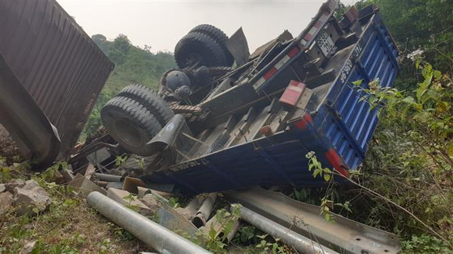 10 người phải đi cấp cứu trong vụ tai nạn liên hoàn trên Quốc lộ 9 ảnh 1