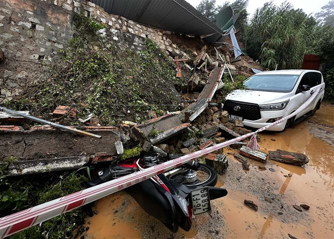 Đà Lạt: Mưa lớn gây sạt lở taluy đè trúng ôtô và xe máy ảnh 1