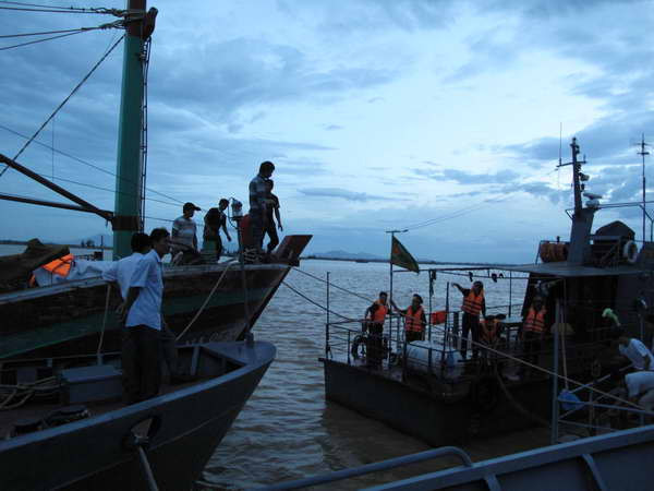 Nghệ An: Cứu sống được 7 ngư dân trên hai thuyền bị chìm ảnh 1