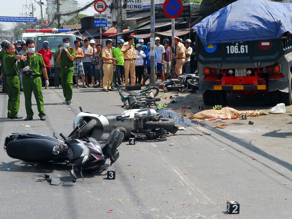 Xe tải mất lái cuốn nhiều xe máy vào gầm, 2 người tử vong tại chỗ ảnh 1