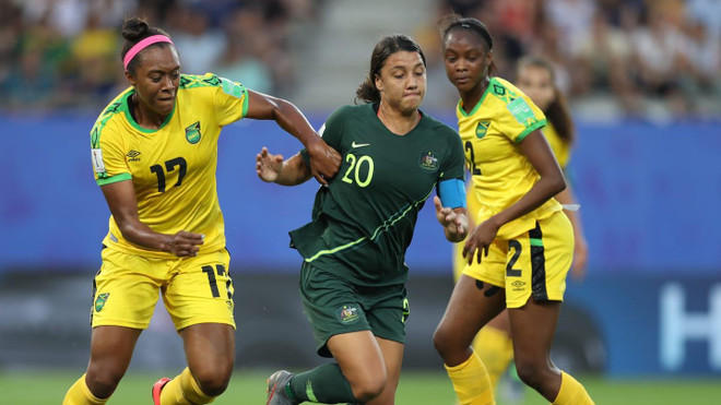 Sam Kerr (áo xanh) tỏa sáng khi ghi 4 bàn cho Australia. (Nguồn: Getty Images) World Cup nữ 2019: Đã xác định được 14 đội tuyển vào vòng 1/8 ảnh 1