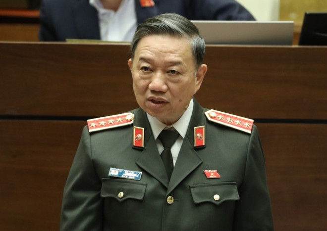 Đại tướng Tô Lâm, Bộ trưởng Bộ Công an giải trình ý kiến của đại biểu Quốc hội nêu. (Ảnh: Văn Điệp/TTXVN) Kỳ họp thứ 10: Người nghiện ma túy là "tội phạm" hay "người bệnh?" ảnh 2