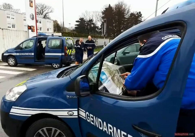 Cảnh sát Pháp bắt giữ nghi can lái xe đâm vào nhóm binh sỹ ảnh 1