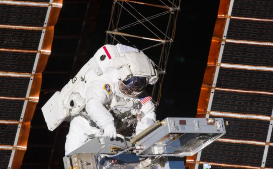 Hai nhà du hành vũ trụ Mỹ thay thế các thiết bị xuống cấp của trạm ISS ảnh 1