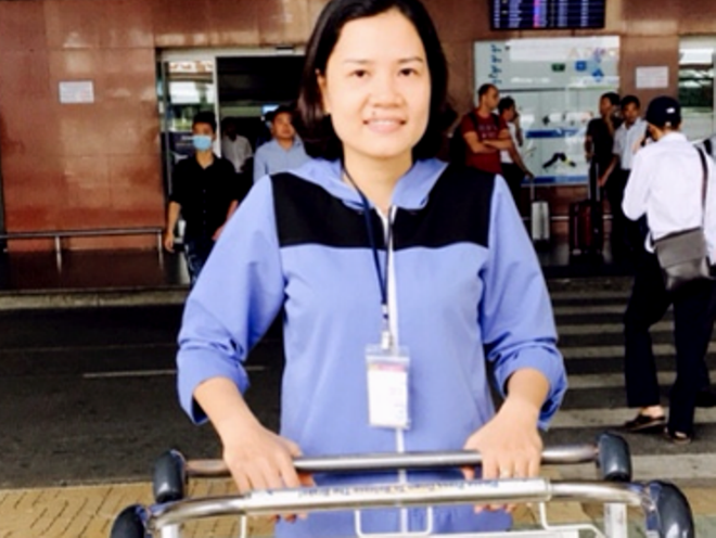Chị Nguyễn Thị Ngọc Anh nhặt được và trả lại hành khách hơn nửa tỷ đồng. (Ảnh: Cảng hàng không quốc tế Nội Bài cung cấp) Nhân viên xe đẩy Nội Bài trả lại 750 triệu đồng khách bỏ quên ảnh 1