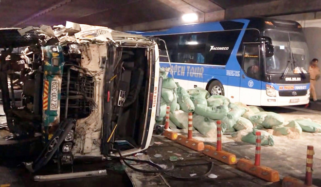 TP.HCM: Xe tải đâm xe khách rồi tông vào vách hầm sông Sài Gòn ảnh 1
