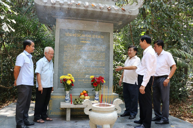 Các đại biểu tham quan, thắp hương tại bia tưởng niệm các anh hùng liệt sỹ hy sinh tại Chiến khu D (xã Mã Đà, huyện Vĩnh Cửu, tỉnh Đồng Nai). (Ảnh: Lê Xuân/TTXVN) ttxvn_chien_khu_D_21-2.jpg