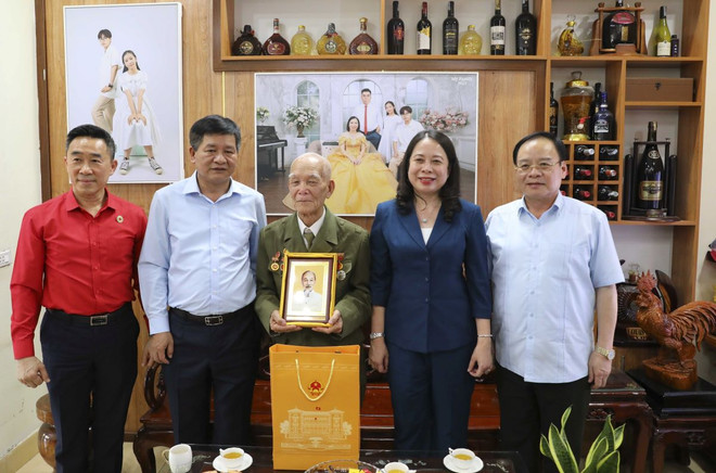 Quyền Chủ tịch nước Võ Thị Ánh Xuân thăm, tặng quà Chiến sỹ Điện Biên Nguyễn Viết Điểm. (Ảnh: Xuân Tư/TTXVN) ttxvn_quyen_chu_tich_nuoc_thuc_hien_cac_hoat_dong_tri_an_tai_dien_bien_2.jpg