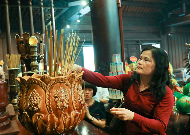 Phó Tổng Giám đốc TTXVN Nguyễn Thị Sự dâng hương tại Đền thờ liệt sỹ Chiến trường Điện Biên Phủ. (Ảnh: Xuân Tư/TTXVN) ttxvn_quyen_chu_tich_nuoc_thuc_hien_cac_hoat_dong_tri_an_tai_dien_bien_3.jpg