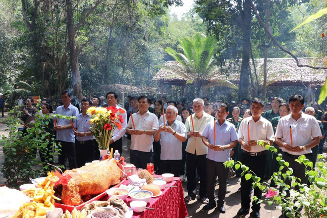 Đông đảo cựu chiến binh và các tầng lớp nhân dân về tham dự lễ giỗ cho các anh hùng liệt sỹ đã hy sinh trong cuộc kháng chiến chống Mỹ tại Chiến khu D (xã Mã Đà, huyện Vĩnh Cửu, Đồng Nai). (Ảnh: Lê Xuân/TTXVN) ttxvn_chien_khu_D_21-1.jpg