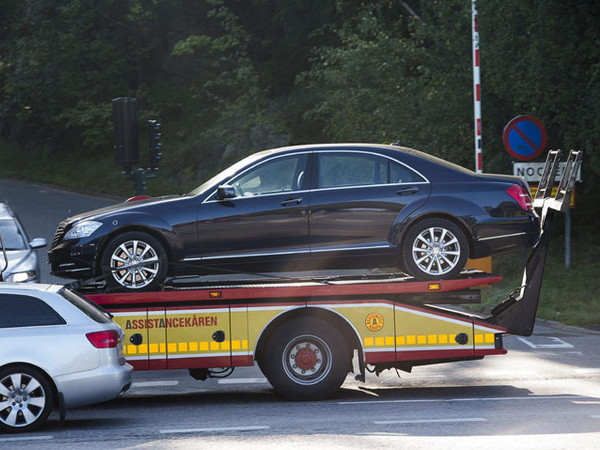 Xe ôtô chở Nhà Vua Thụy Điển Carl Gustaf XVI gặp tai nạn ảnh 1