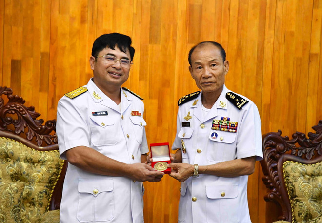 Đại tá Trịnh Xuân Tùng (trái) tặng quà lưu niệm Đô đốc Ouk Seyha, Phó tư lệnh Hải quân, Chỉ huy trưởng Căn cứ biển Ream, Hải quân Hoàng gia Campuchia. (Ảnh: TTXVN phát) Hải quân Việt Nam và Campuchia tăng cường quan hệ hữu nghị ảnh 1