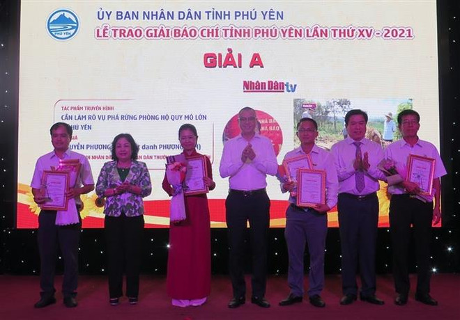 Lãnh đạo tỉnh Phú Yên trao giải cho các tác giả có tác phẩm đạt giải A. (Ảnh: Xuân Triệu/TTXVN) Các địa phương trao giải thưởng nhân ngày báo chí cách mạng ảnh 2