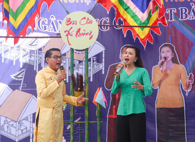 Nghệ nhân ưu tú Hồ Thanh Châu và Nghệ nhân Huyền Tân của Câu lạc bộ Bài chòi Sông Hàn trình diễn các tiết mục hô hát Bài chòi tại ngày hội. (Ảnh: Trần Lê Lâm/TTXVN) Ngày hội Di sản Văn hóa Đà Nẵng: Đưa di sản đến gần với công chúng ảnh 1