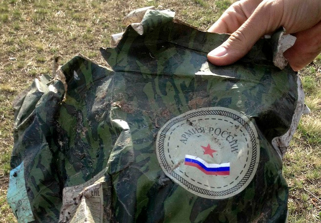 Phù hiệu của Quân đội Nga được tìm thấy ở Starobesheve (Nguồn: Reuters) NATO: Nga vẫn chưa rút hết quân khỏi lãnh thổ Ukraine ảnh 1