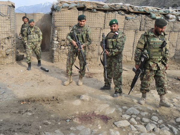 Binh sỹ quân đội chính phủ Afghanistan tại trạm kiểm soát ở tỉnh miền Đông Kunar, gần biên giới với Pakistan. (Nguồn: AFP/TTXVN) Pakistan, Afghanistan, NATO thảo luận về quản lý biên giới ảnh 1