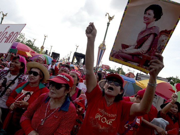 Lực lượng Áo đỏ ủng hộ chính phủ tuần hành tại Bangkok ngày 10/5. (Nguồn: AFP/TTXVN) Thái Lan: Thủ lĩnh phe Áo đỏ tuyên bố tiếp tục biểu tình ảnh 1