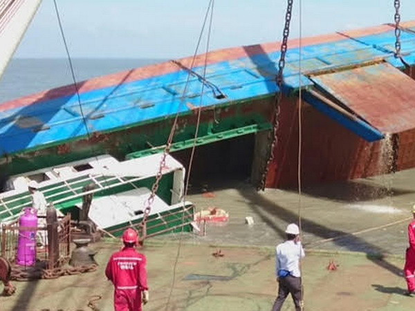 Đưa một thi thể nghi là thuyền viên tàu Hoàng Phúc 18 về bờ ảnh 1