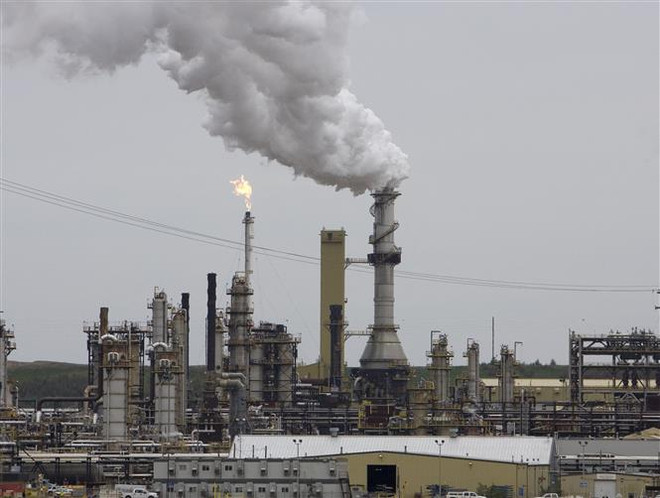 Khí thải phát ra từ một nhà máy lọc dầu ở Fort McMurray, Canada.( Ảnh: AFP/TTXVN) Canada công bố kế hoạch loại bỏ trợ cấp cho nhiên liệu hóa thạch ảnh 1