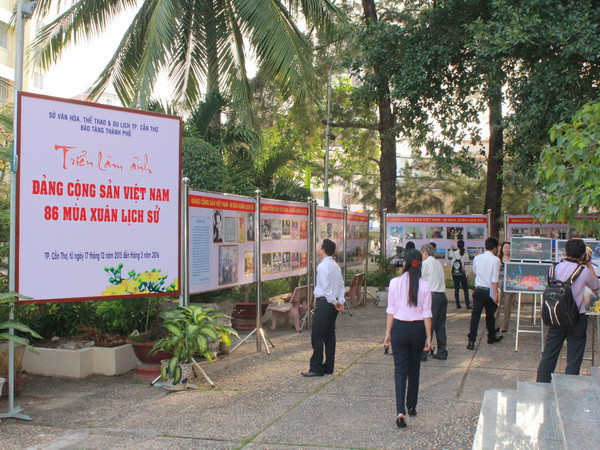 Triển lãm bộ ảnh "Đảng cộng sản Việt Nam - 86 mùa Xuân lịch sử" ảnh 1