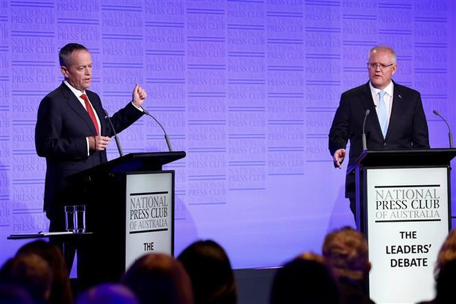 Thủ tướng Australia Scott Morrison (phải) và lãnh đạo đối lập Bill Shorten tại cuộc tranh luận trong chiến dịch vận động bầu cử liên bang ở Canberra ngày 8/5/2019. (Ảnh: AFP/ TTXVN) Bầu cử Australia: Các địa điểm bỏ phiếu bắt đầu mở cửa ảnh 1